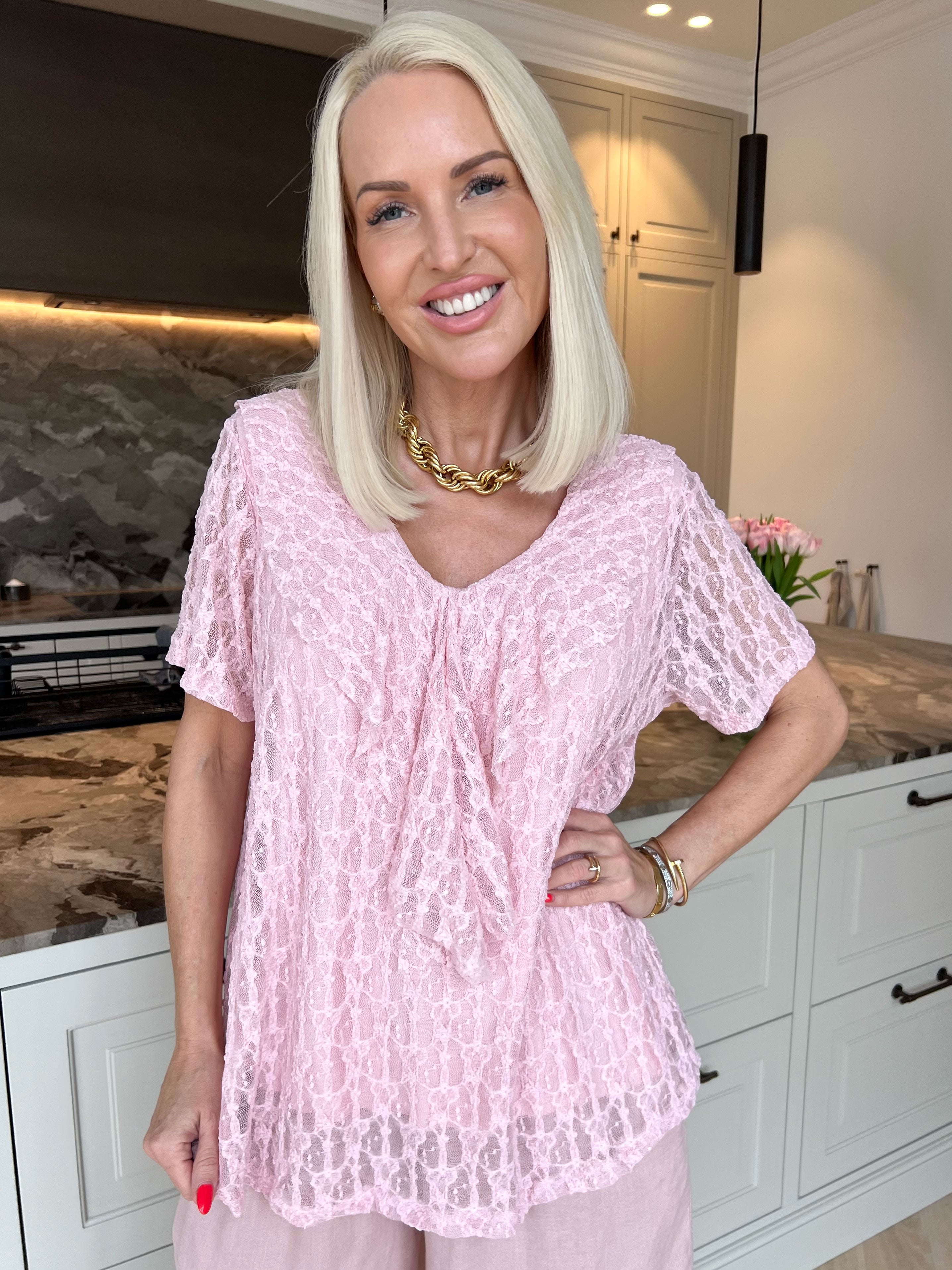 Ventura - Sød tunika i blød elastisk blonde med fin flæsekant.